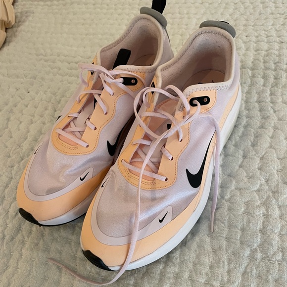 Nike Shoes - *Like New* Nike Air Max womens 8.5